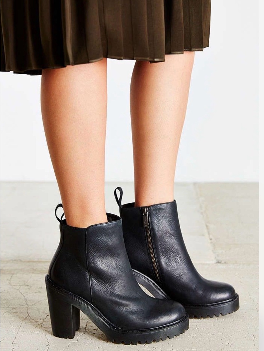 Dr Martens Magdalena ankle boot with side zipper. Good condition. Sz. 7.